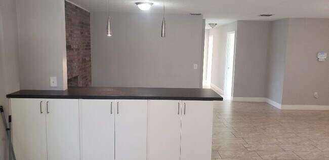 Foto del edificio - NICE, LARGE (SOLAR POWERED!)   4 BED / 2 B...