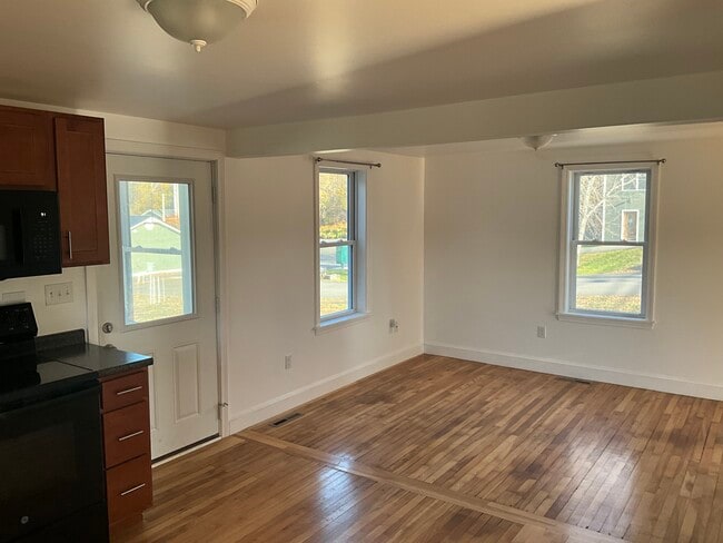 Building Photo - 450 Riverside Dr