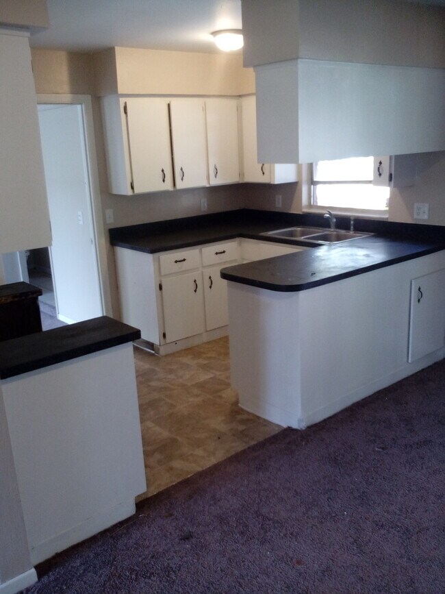 Foto del edificio - 3 Bed 2 Bath Home | Pet Friendly | Washer Dryer Hook Ups | Section 8 Welcome - New floors coming ...