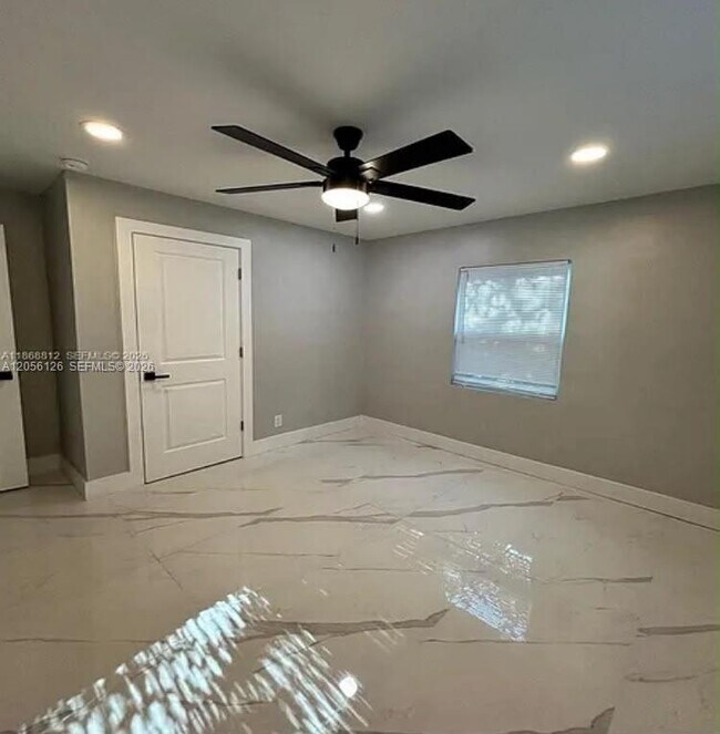Foto del edificio - 241 NE 55th St