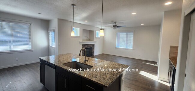 Foto del edificio - Stunning new build in Lowell