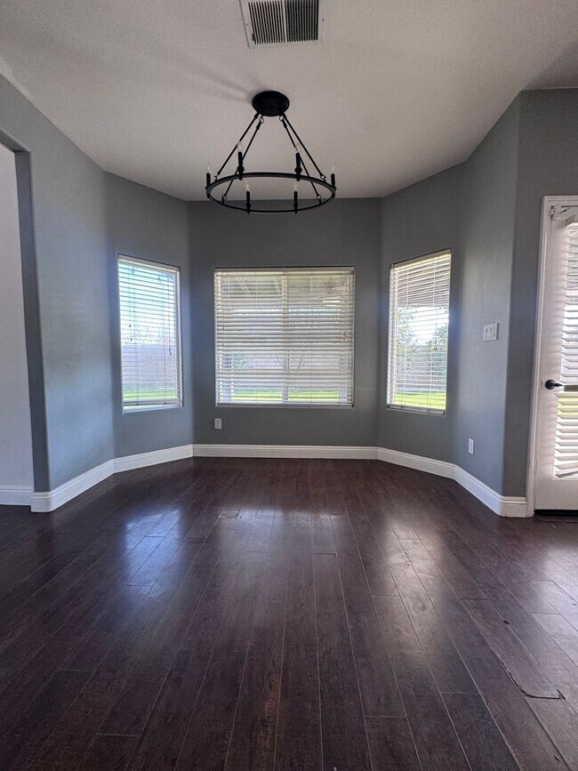 Foto del edificio - Available Now