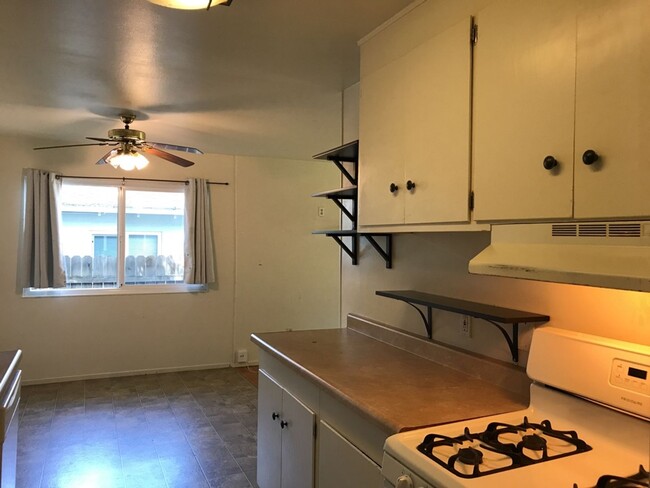 Building Photo - 3 bedroom 1 bath home central location