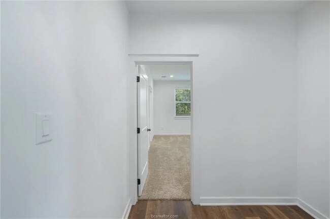 Foto del edificio - 5041 Mooney Fls Dr