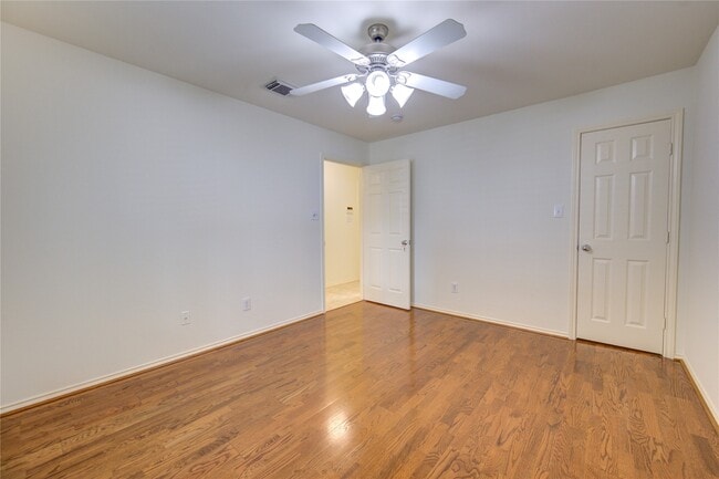 Foto del edificio - 830 W Heights Hollow Ln