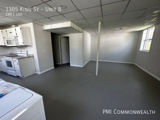Building Photo - 1 Bed / 1 Bath Lower Unit Duplex (Availabl...