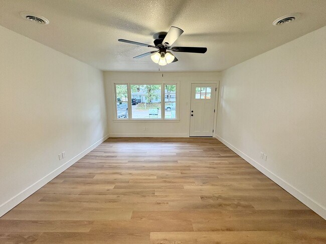 Foto del edificio - Newly Remodeled Home near KSU Football Sta...