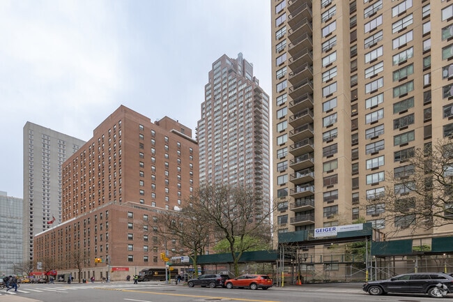 Building Photo - The Oxford on 72nd Street