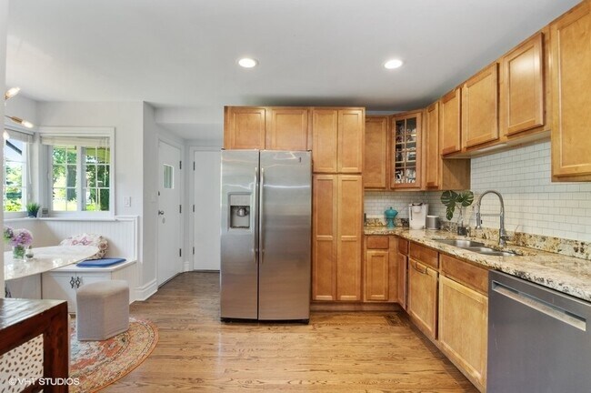Building Photo - 5765 N Lacey Ave