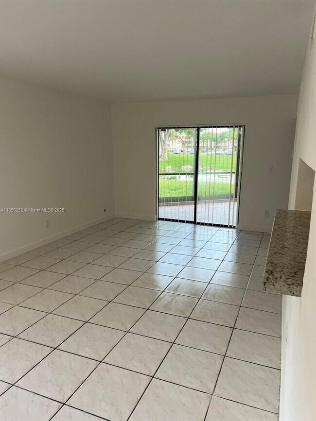 Foto del edificio - 3199 Foxcroft Rd