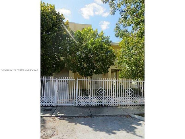 Building Photo - 930 SW 10th St