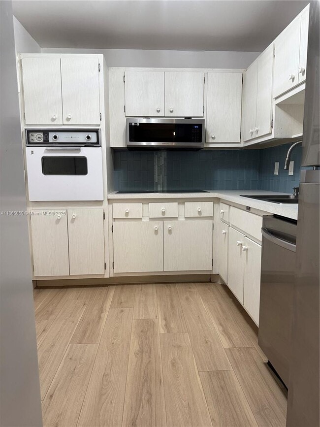 Building Photo - 400 Kings Point Dr