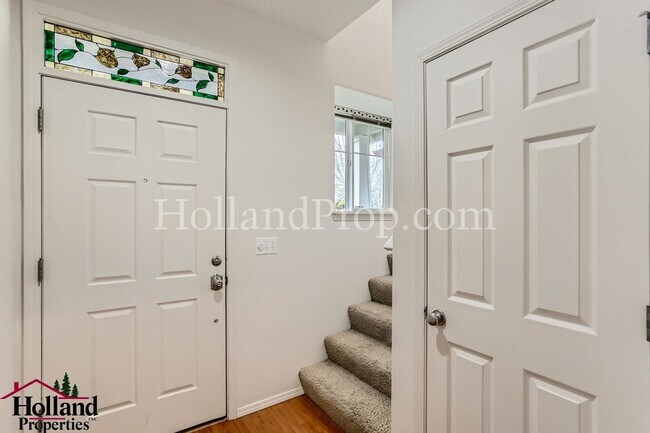 Foto del edificio - Nice Hillsboro Home with fenced yard and two car garage!
