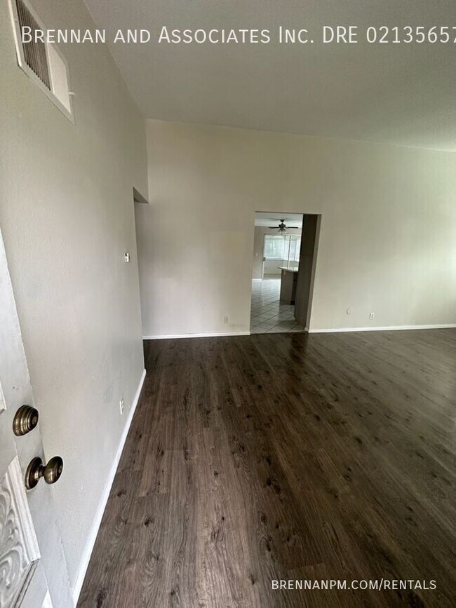 Foto del edificio - 8188 Santa Arminta Ave