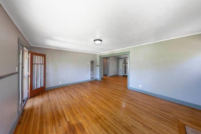 Building Photo - Classic Anaheim Living with Prime Location