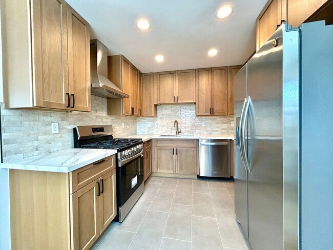 Foto del edificio - Beautifully remodeled 3 Bed, 2 Bath in the highly desirable neighborhood of Clairemont!!