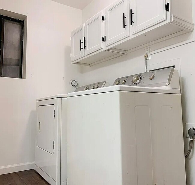 Foto del edificio - 4BR Tri-Level with Sunroom & Oversized Fenced Yard & 2-Car Garage!