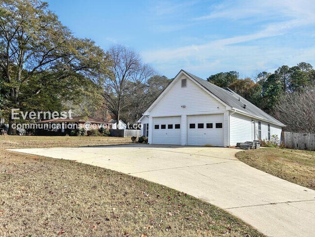 Foto del edificio - 3 Bed/2 Bath Home with Garage / Pet-Friendly / Vouchers Accepted / Coming Soon!