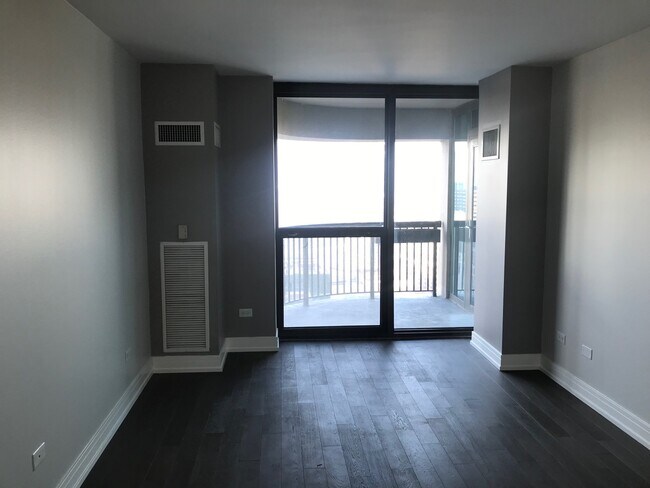 Building Photo - 400 N La Salle Dr