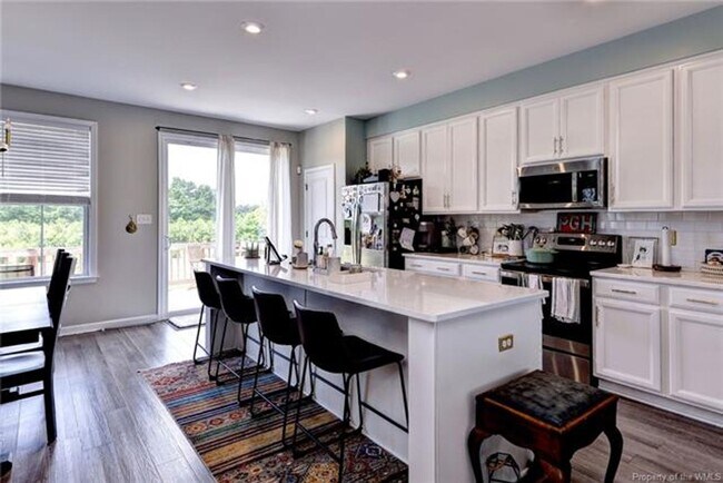 Foto del edificio - 3 Level Town home with 3 bedrooms and a bonus