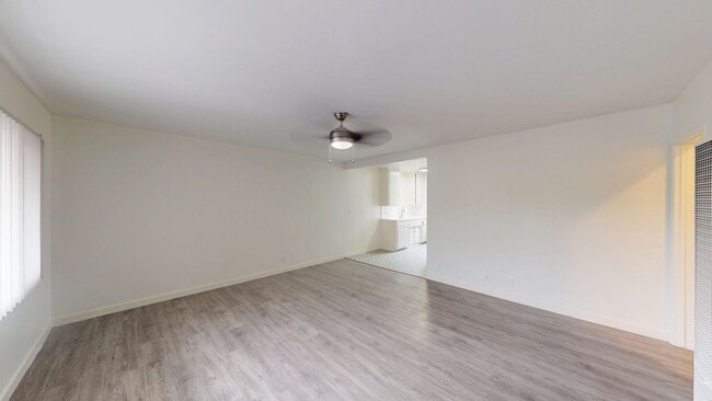 Interior Photo - 626 Kew