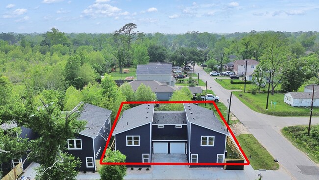 Building Photo - 8102 Crestview Dr