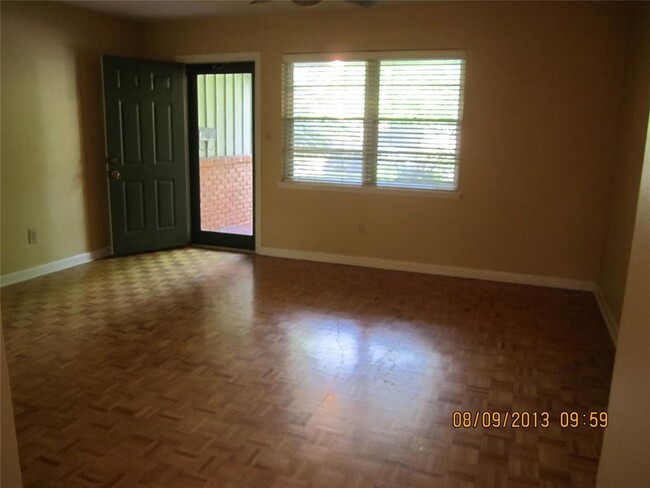 Building Photo - 303 S Mercedes Dr