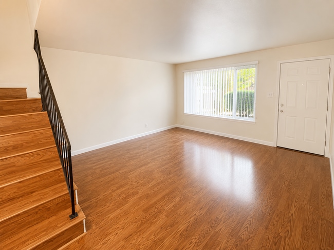 Building Photo - 4560 Thornton Ave