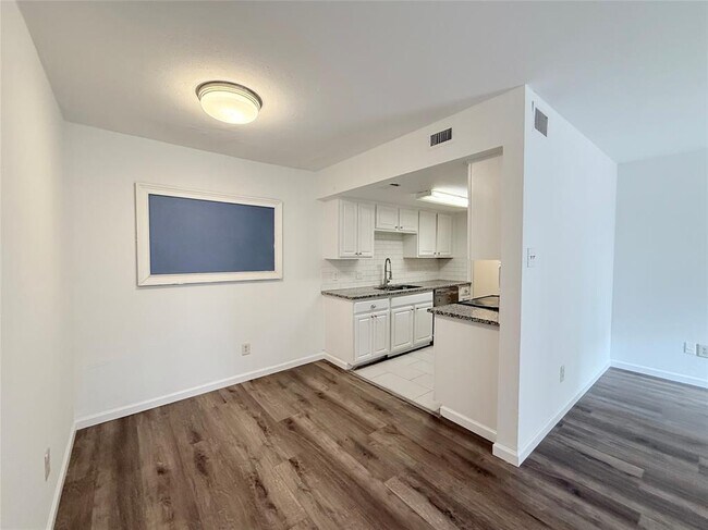 Building Photo - 2124 Burton Dr