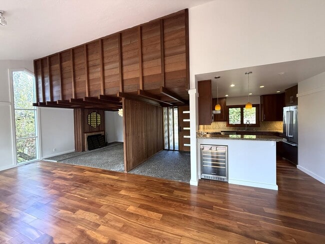 Building Photo - UNIQUE THREE BEDROOM TWO BATH MODERNIST MI...