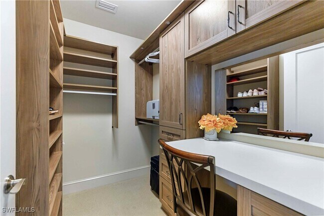 Foto del edificio - 9115 Strada Pl