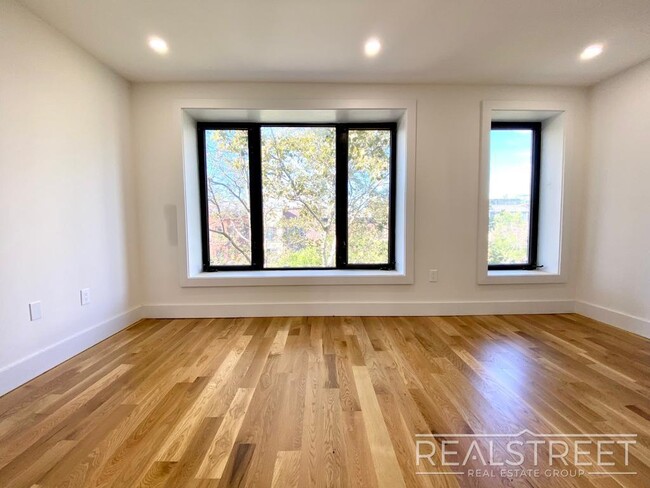 Foto del edificio - Stunning New 3 Bed Floor Thru in Clinton Hill