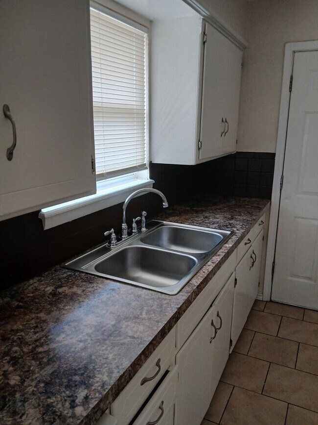 Foto del edificio - 2312 NW 46th- AVAILABLE NOW!