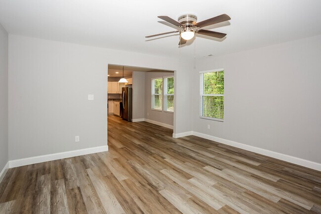 Building Photo - Cute 3 Bedroom