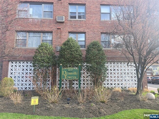 Foto del edificio - 275 Hoym St