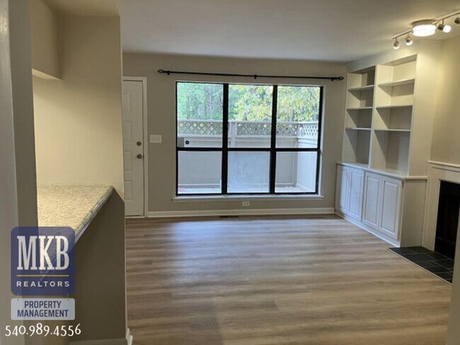 Building Photo - Newly Renovated Condo in Wood Crossing - R...