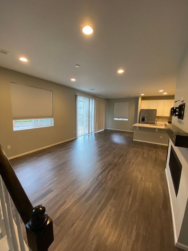 Building Photo - 4 bedroom 3 bathroom Single Family House i...