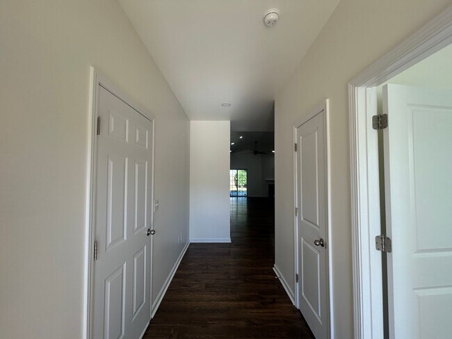 Building Photo - Bright and Spacious 3/2 Available Now!