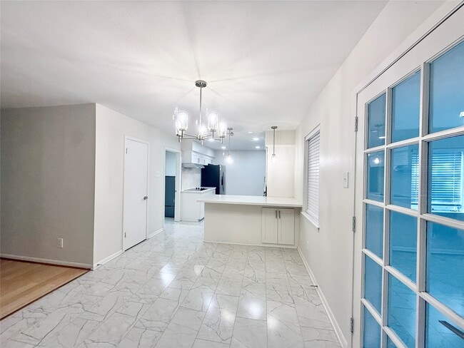 Building Photo - 5470 Ariel St