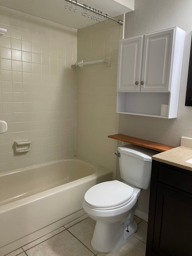 Guest bathroom - 733 Carpenters Way