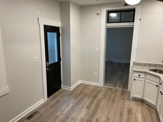 Foto del edificio - 211 E 5th St