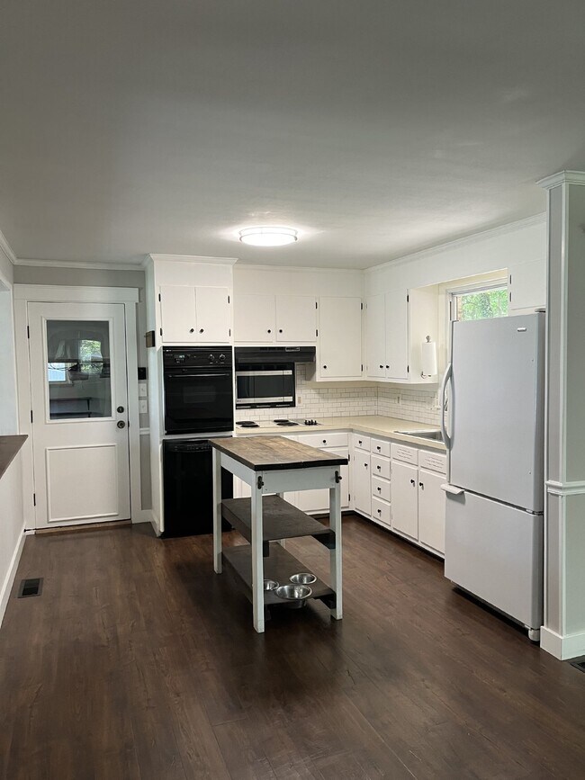 Foto del edificio - "Charming 3-Bed Home at 2024 Forrest Green...