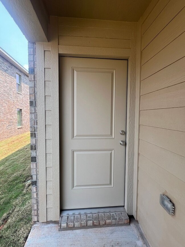 Building Photo - REDUCED RENT!!! Available Now! Flexible Lease Term 6 to 18 Month Offer!!