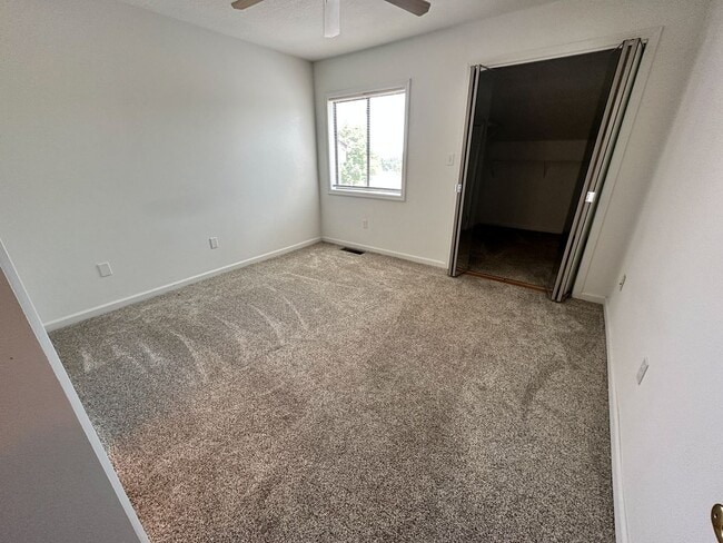 Building Photo - 2 bedroom / 2.5 bathroom *UNFURNISHED* con...