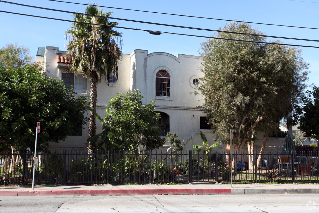Primary Photo - 1002 Lewis Ave