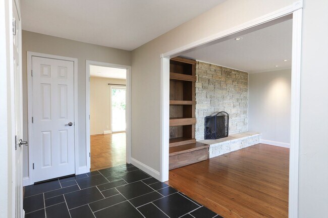Building Photo - 3 Bed 2 bath ranch style home with Bay vie...