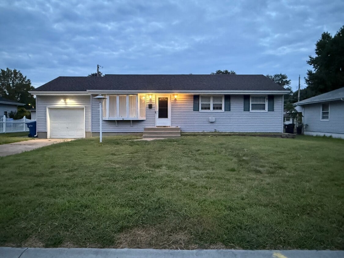 Primary Photo - Charming 3 Bedroom Home in Florissant