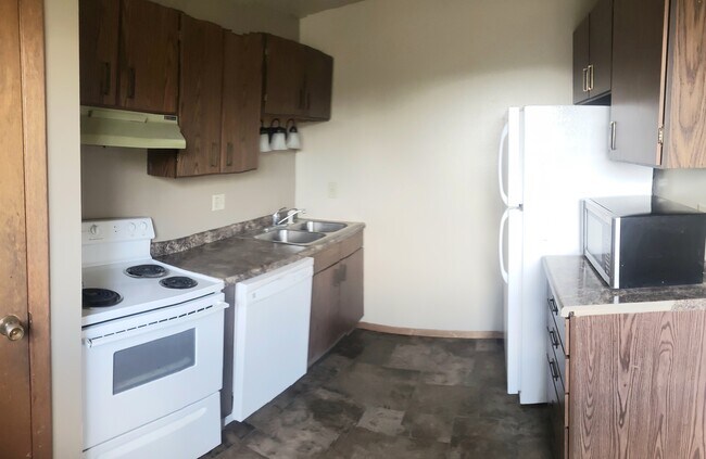 Tidy, galley kitchen - 1200 Glacial Dr