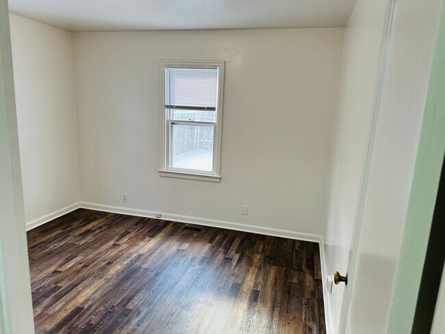 Building Photo - One Bedroom, One Bath, Freshly Painted wit...