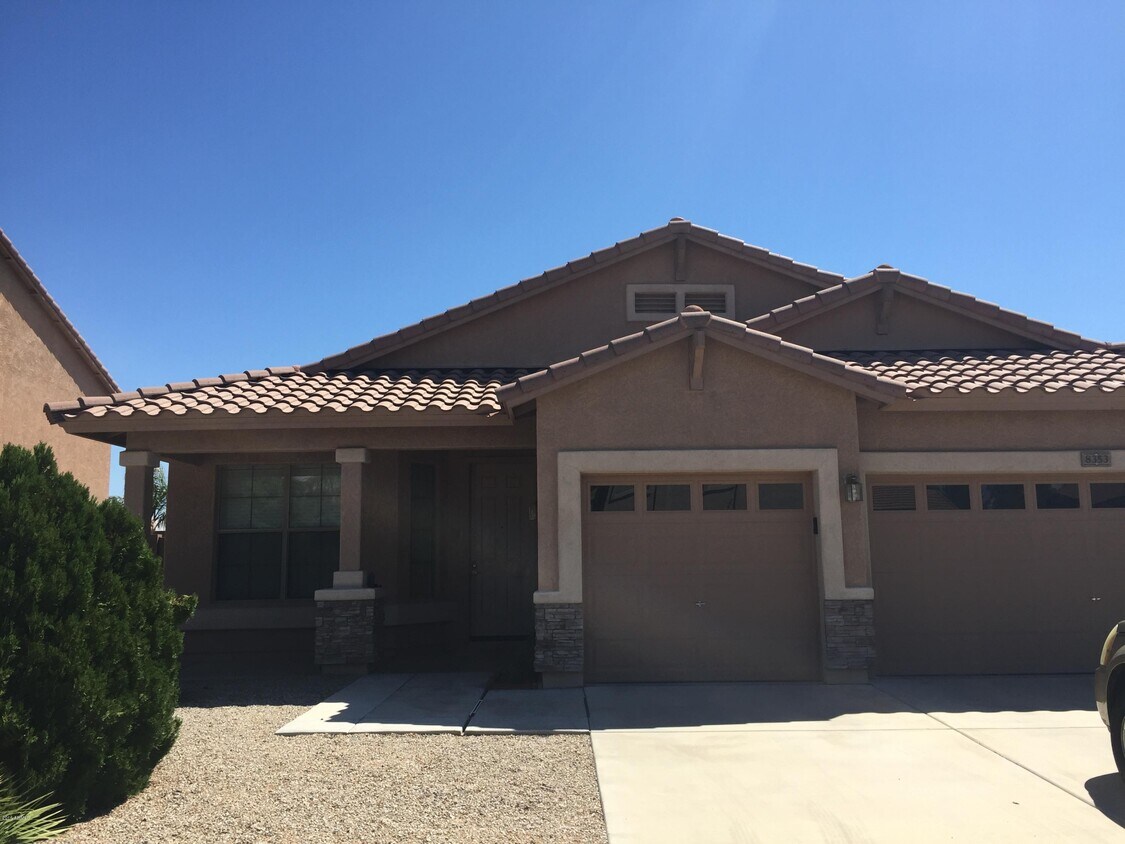 Foto principal - 8353 W Carol Ave
